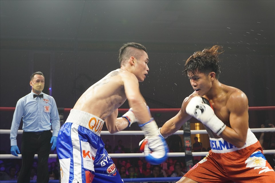 Vo si Dinh Hong Quan (trai) trong mot tran dau boxing to chuc tai Ho Tram. Anh: Thanh An