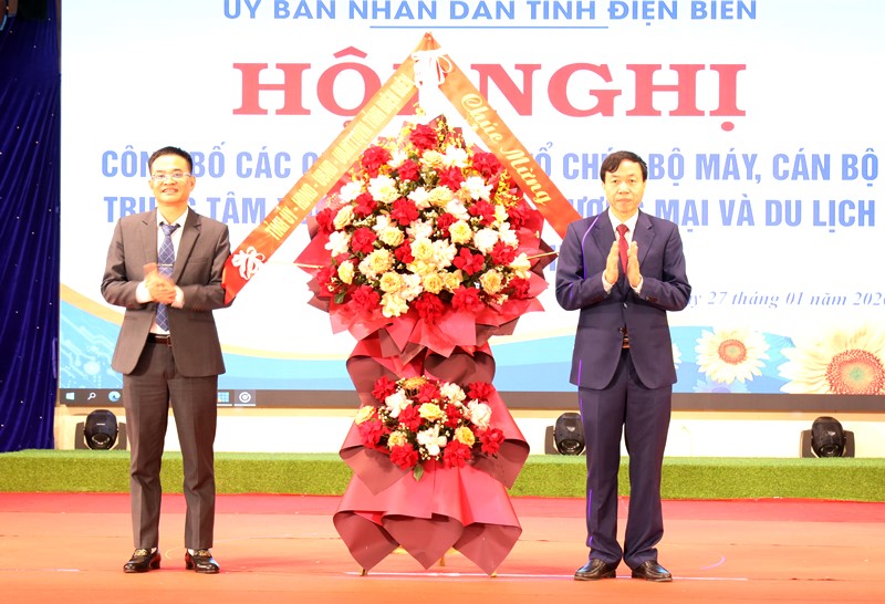 Chu tich UBND tinh Le Van Luong (ben phai) tang hoa chuc mung Trung tam Xuc tien Dau tu, Thuong mai va Du lich tinh. Anh: UBND tinh Dien Bien