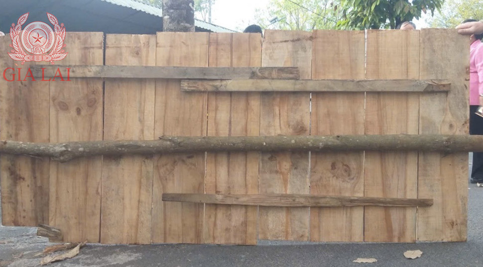 Ván gỗ che miệng hố để giấu chiếc xe. Ảnh: Công an