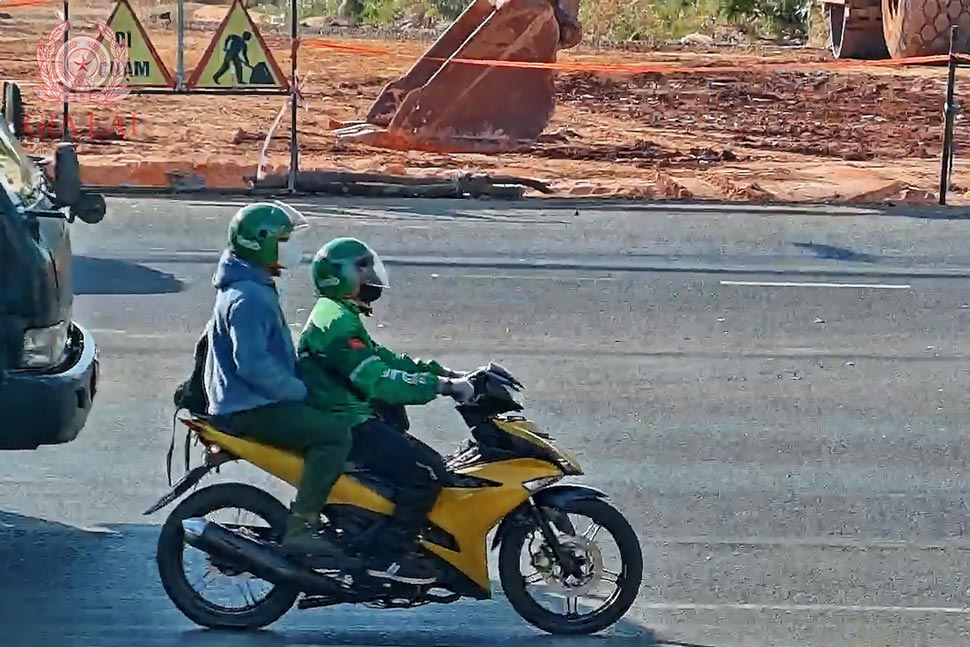 2 đối tượng cướp ngân hàng lên xe máy tẩu thoát sau khi thực hiện vụ cướp. Ảnh: Công an