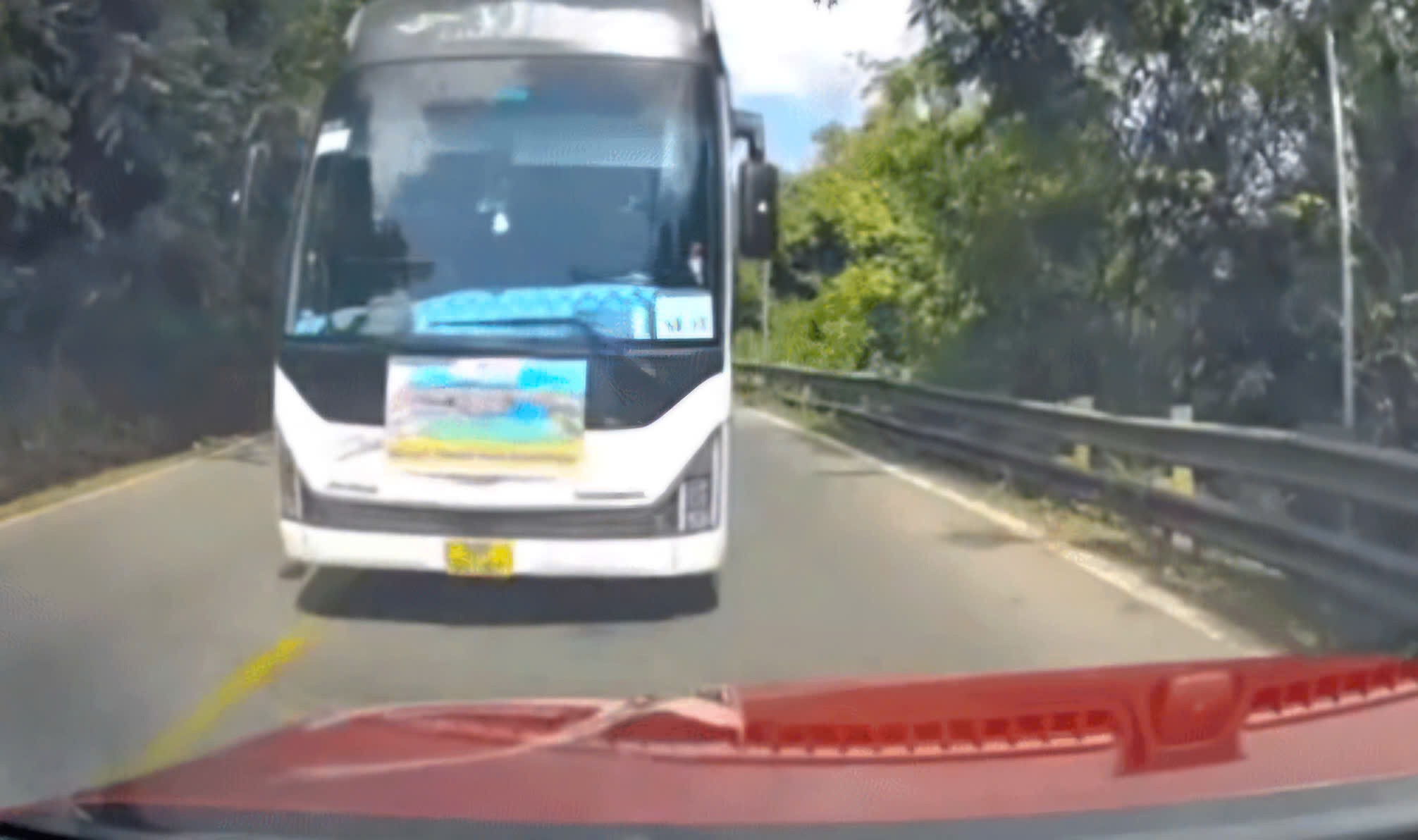 Image of a passenger car carrying students overtaking recklessly while going down Bao Loc pass. Photo: Cut from clip