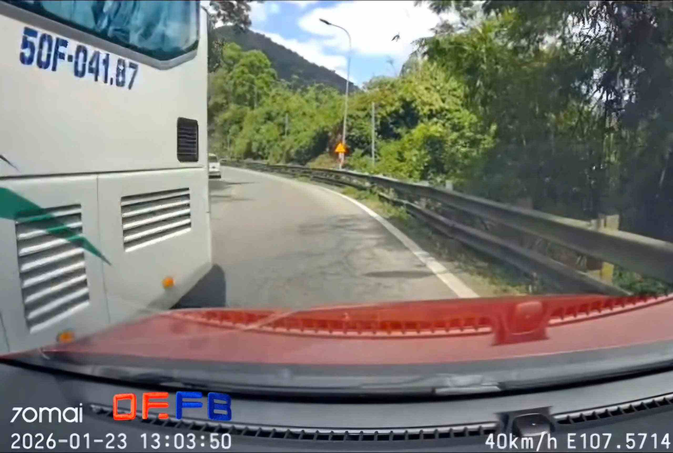 Bien so xe khach vuot au tren deo Bao Loc duoc cong dong mang truy tim nhung ngay qua. Anh: Cat tu clip