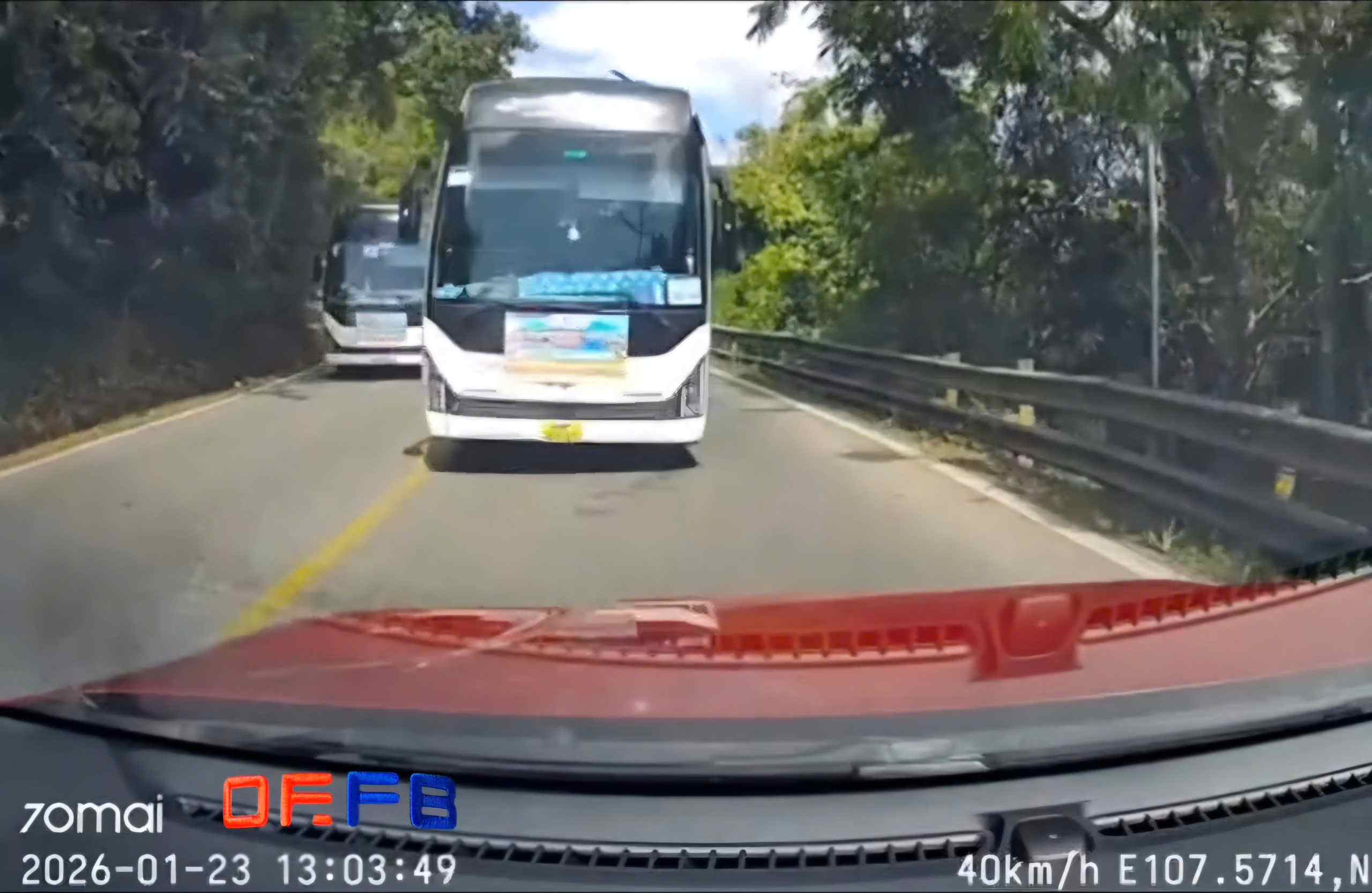 Hinh anh xe khach cho hoc sinh bat chap nguy hiem vuot au tren deo Bao Loc. Anh: Cat tu clip