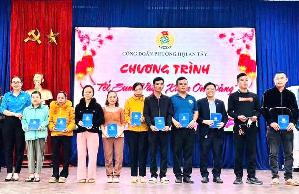Hoi An Tay Ward Trade Union presents Tet gifts to union members and workers. Photo: Da Nang Trade Union.