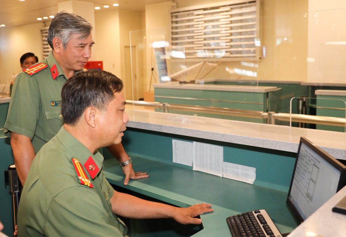 Đại tá Huỳnh Hoài Hận - Phó Giám đốc Công an TP Cần Thơ theo dõi thực hiện thao tác kiểm soát xuất nhập cảnh. Ảnh: Công an Cần Thơ