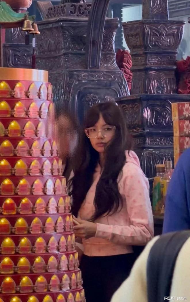 Loat hinh anh ghi lai khoanh khac Lisa (Blackpink) xuat hien tai chua Che Kung o Sha Tin, Hong Kong (Trung Quoc) bat ngo lan truyen tren mang xa hoi. Anh cat tu video