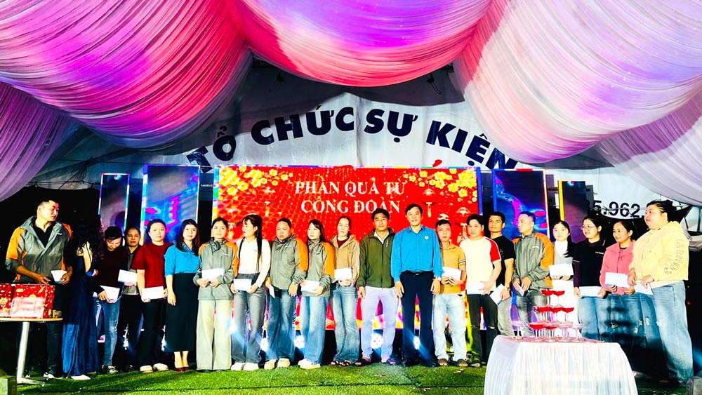 Trade Union of Yue Teng Sporting Goods Co., Ltd. gives gifts to union members and workers. Photo: Da Nang Trade Union.