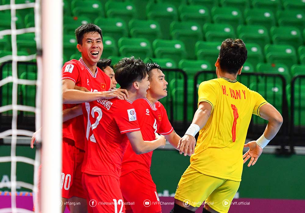 L'equipe vietnamienne de futsal rencontre le Koweït lors du match d'ouverture du championnat d'Asie 2026. Photo: VFF