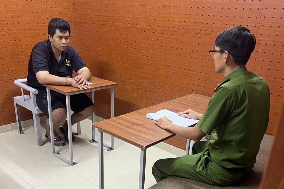 Cơ quan Công an làm việc với Nguyễn Huỳnh Khánh Duy. Ảnh: Công an Cần Thơ