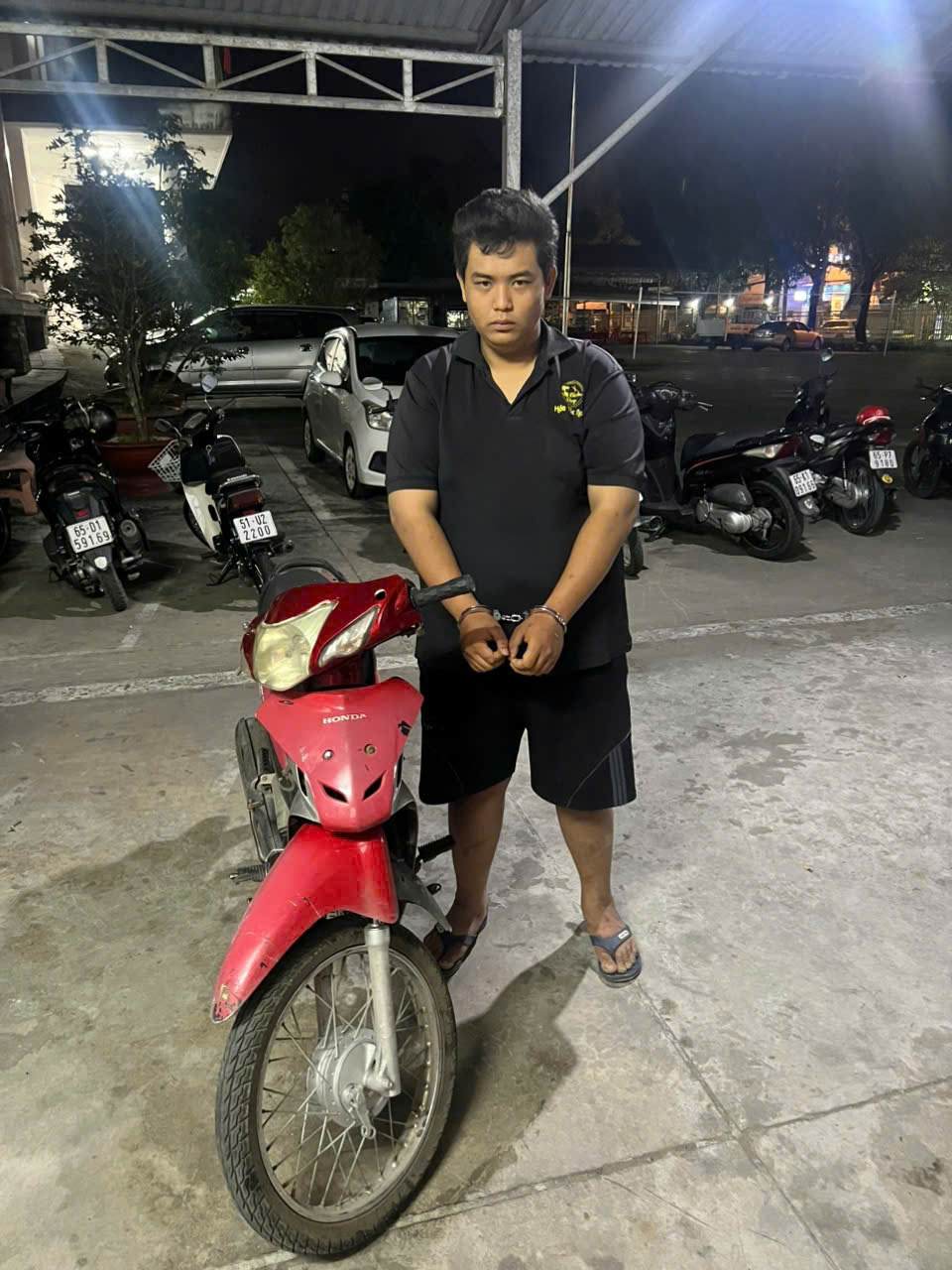 Nguyễn Huỳnh Khánh Duy và phương tiện gây án. Ảnh: Công an Cần Thơ