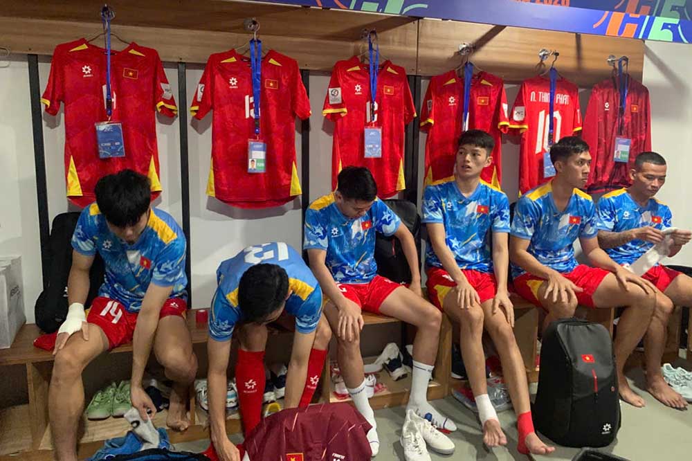 Cac cau thu chuan bi ra san khoi dong. Anh: Phan Hong