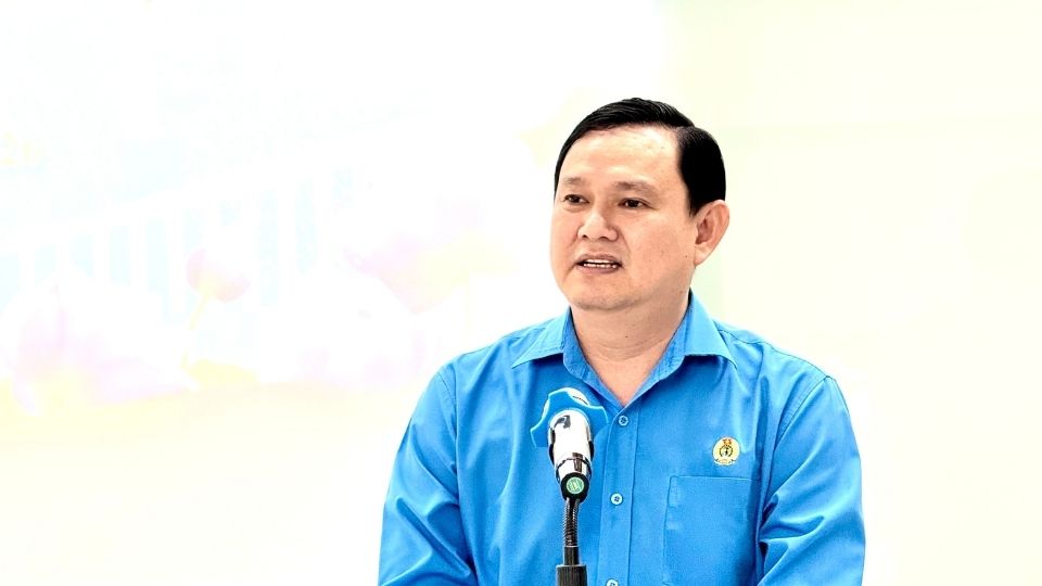 Ong Nguyen Phuc Linh – Chu tich LDLD tinh Vinh Long phat bieu tai buoi tham, tang qua Tet cong nhan Cong ty TNHH Ty Xuan. Anh: Hoang Loc