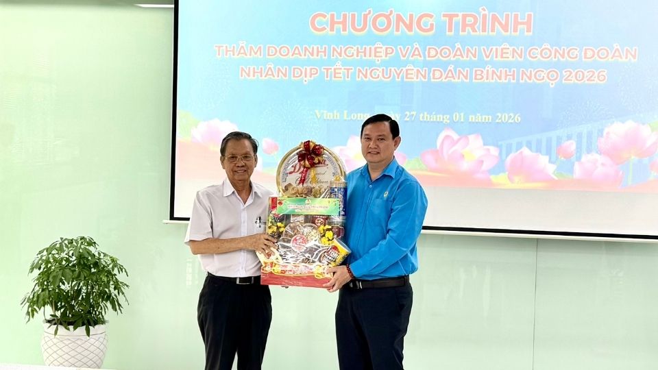 Lanh dao Lien doan Lao dong tinh Vinh Long trao qua Tet doanh nghiep Cong ty TNHH Ty Xuan. Anh: Hoang Loc