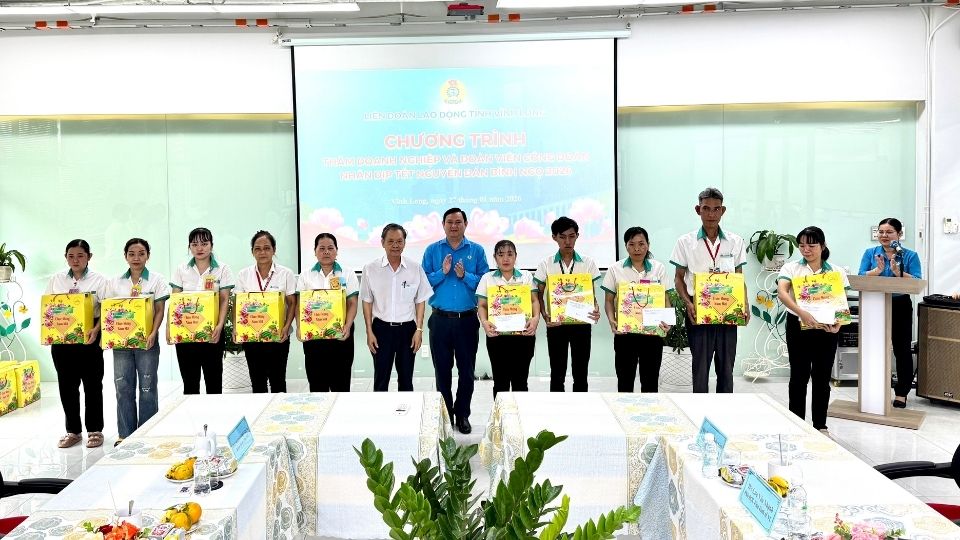 Leaders of Vinh Long Provincial Trade Union present Tet gifts and encourage businesses of Ty Xuan Co., Ltd. Photo: Hoang Loc