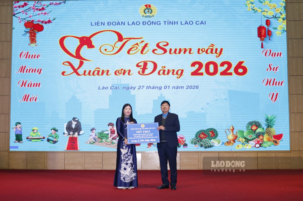 Ong Phan Van Anh - Pho Chu tich Tong Lien doan Lao dong Viet Nam trao ho tro kinh phi cho doan vien va nguoi lao dong. Anh: Van Duc