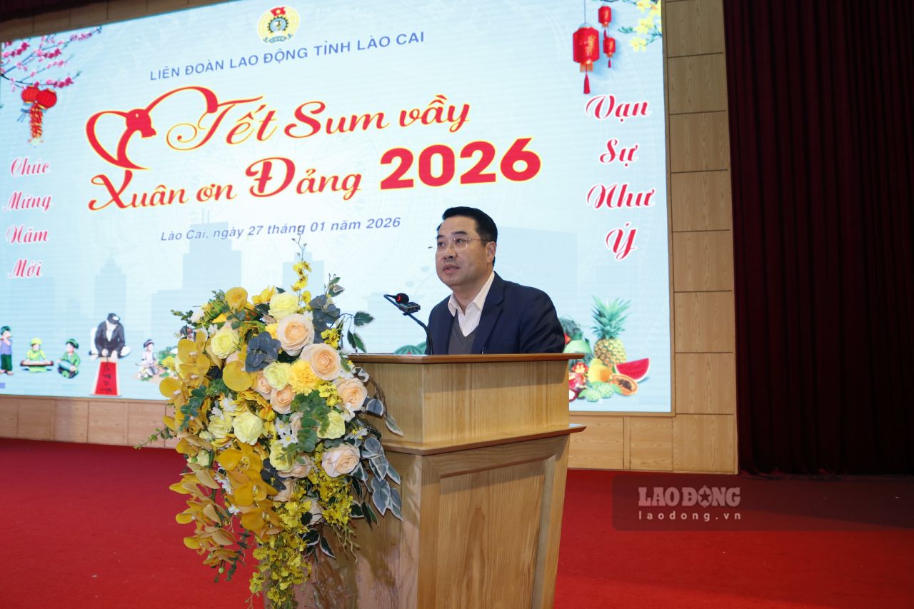 Ong Nguyen Tuan Anh - Chu tich UBND tinh phat bieu va trao ho tro kinh phi cho doan vien va nguoi lao dong. Anh: Van Duc