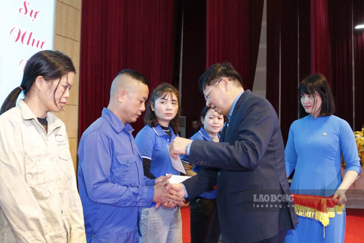 Pho Chu tich Tong Lien doan Lao dong Viet Nam trao qua den cac doan vien co hoan canh kho khan tai chuong trinh. Anh: Van Duc