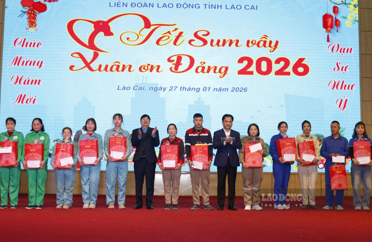 판반안 베트남 노동총연맹 부위원장이 지방의 어려운 상황에 처한 조합원들에게 선물을 전달하고 있습니다. 사진: 반득.