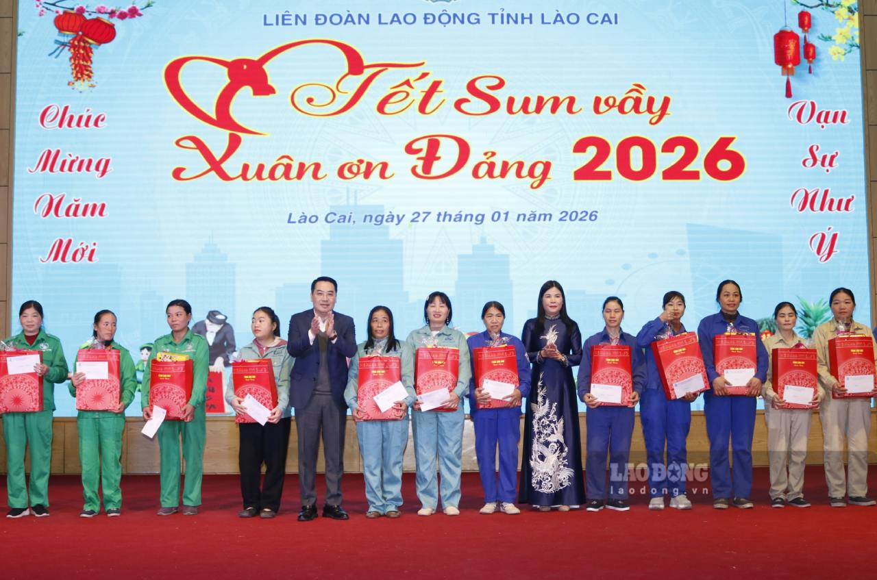 Lanh dao tinh Lao Cai trao qua cac doan vien co hoan canh kho khan tai chuong trinh. Anh: Van Duc