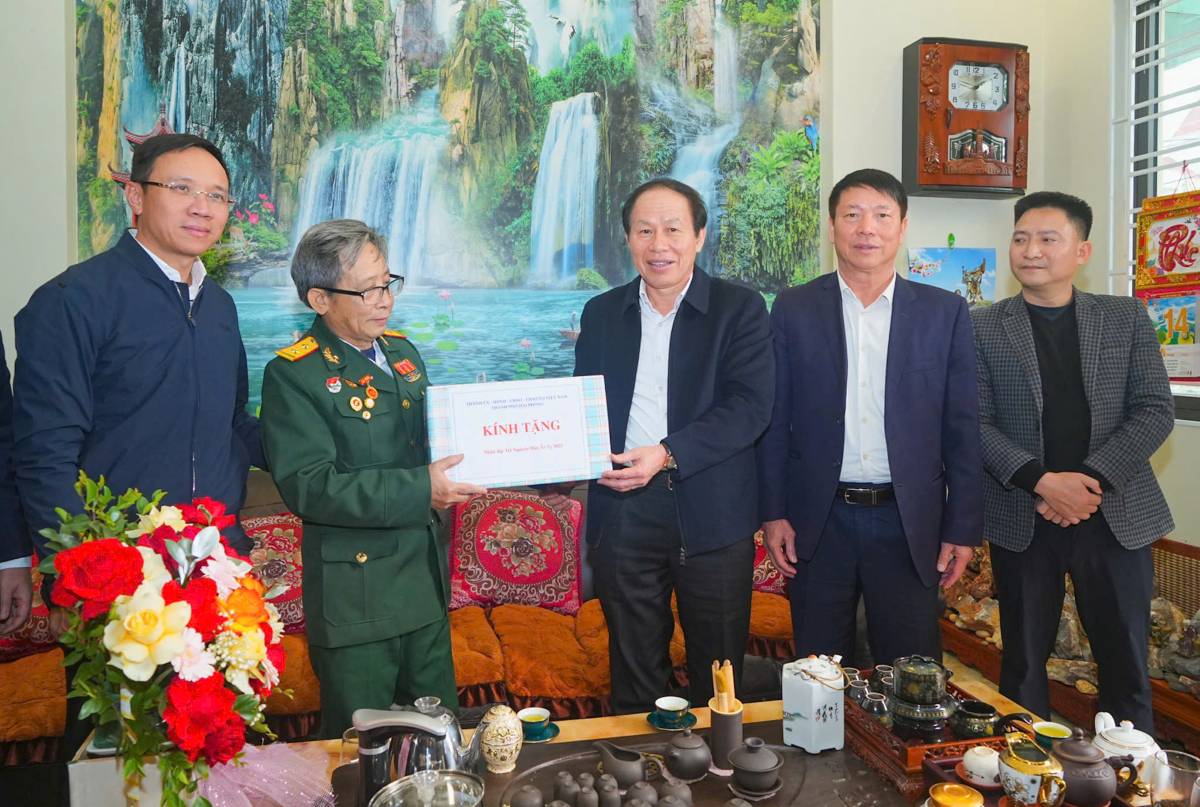 Secretary of the City Party Committee Le Tien Chau visits, gives gifts and wishes Tet to Duke Duong Kinh. Photo: Hai Phong E-Portal