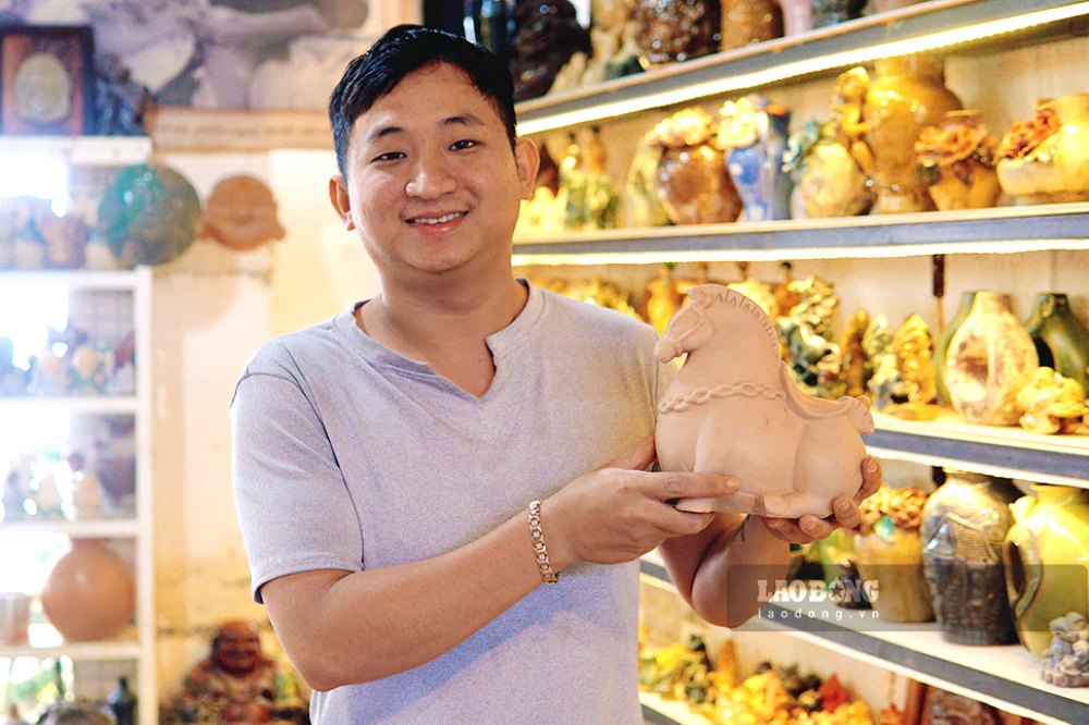 Near the Lunar New Year, artisans at Thanh Ha pottery village are busy making horse mascots. Photo: Thanh Huyen