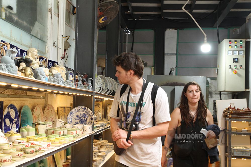 Du khach nuoc ngoai thich thu chiem nguong nhung san pham gom doc dao. Anh: Thanh Huyen
