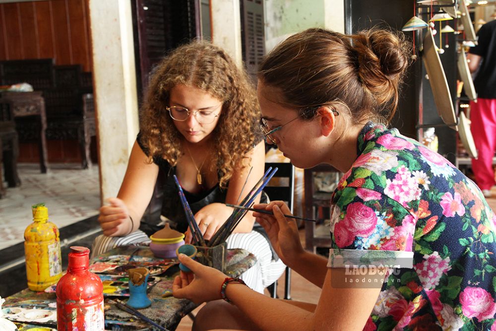 Lang gom Thanh Ha, phuong Hoi An Tay, Da Nang thu hut du khach trong va ngoai nuoc den trai nghiem lam gom. Anh: Thanh Huyen