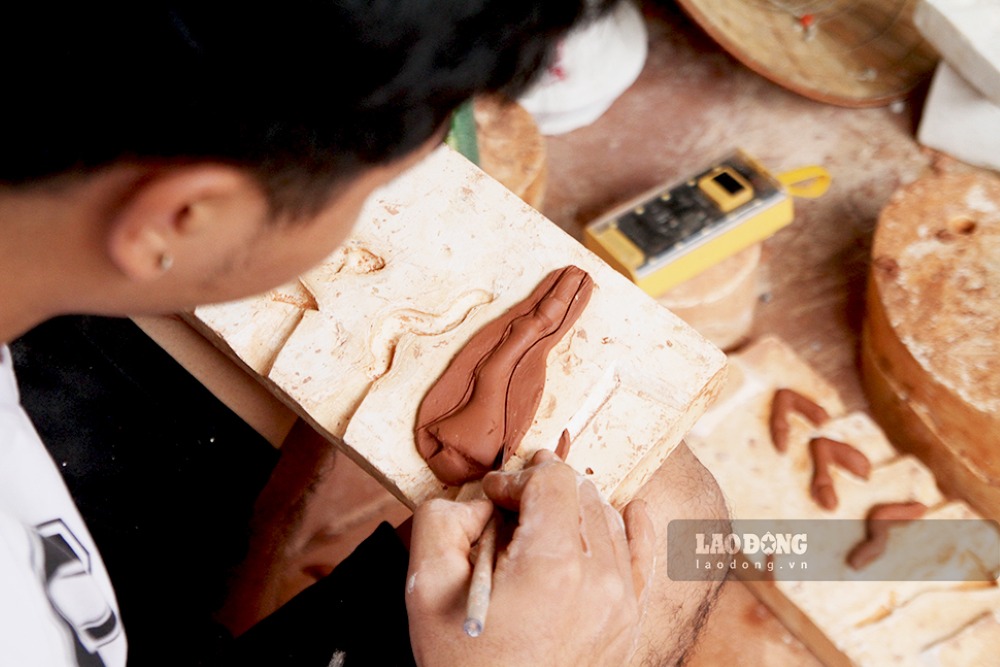 Cong doan tao hinh cho tung bo phan cua linh vat ngua. Anh: Thanh Huyen