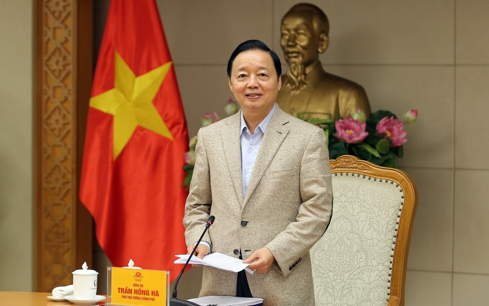 Deputy Prime Minister Tran Hong Ha directs tightening the management of 2-story sleeper buses and four-wheeled electric vehicles. Photo: VGP