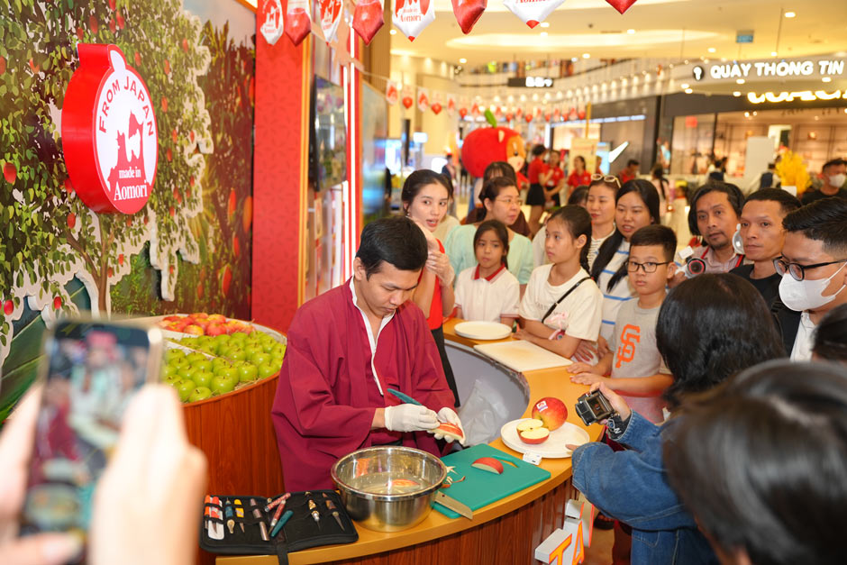 Visitors experience at the Aomori Apple booth. Photo: Provided by DN