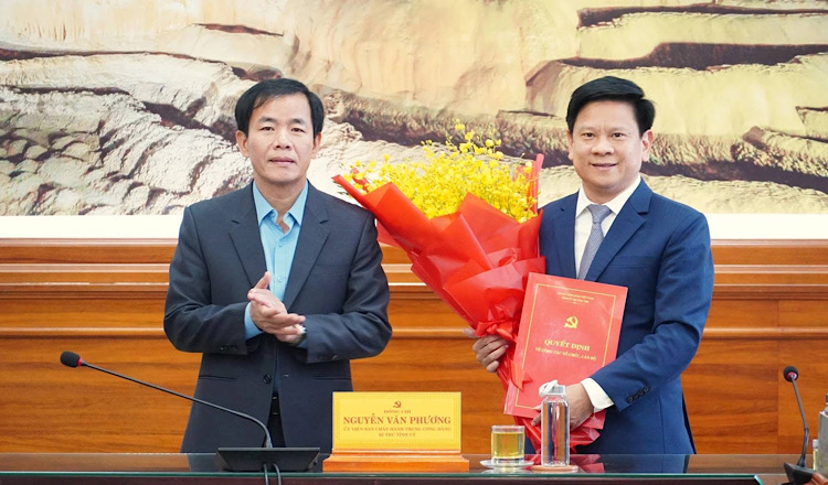Provincial Party Secretary Nguyen Van Phuong awarded the decision to Mr. Le The Vinh to participate in the Provincial Party Committee Standing Committee for the term 2025-2030. Photo: Propaganda and Mass Mobilization Department
