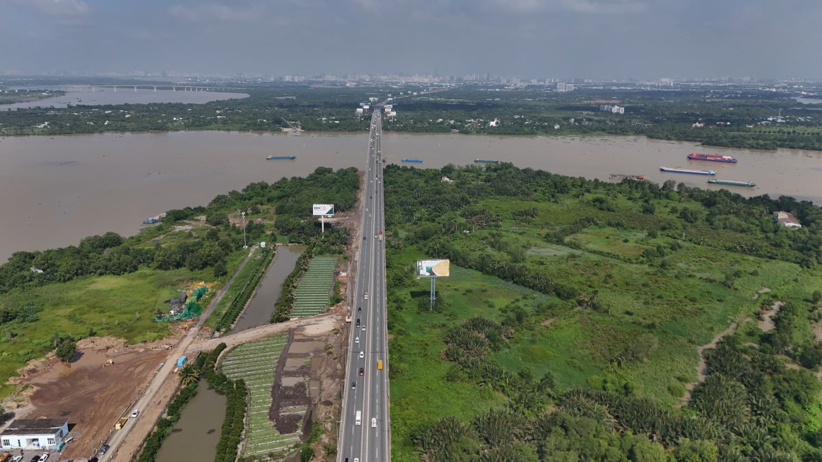 The Ho Chi Minh City - Long Thanh expressway expansion project is nearly 22 km long, recovering land in Dong Nai with an area of more than 4ha. Photo: Chan Phuc