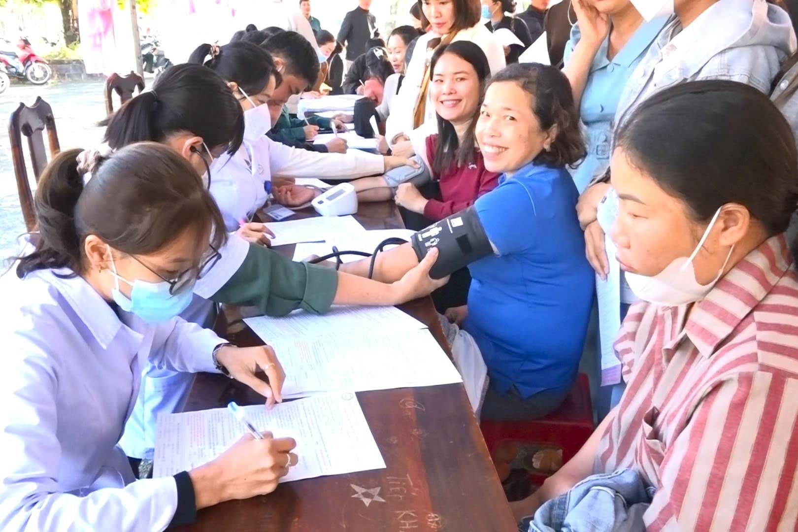 A large number of people in Lam Dong province came to participate in voluntary blood donation. Photo: Nguyen Nam