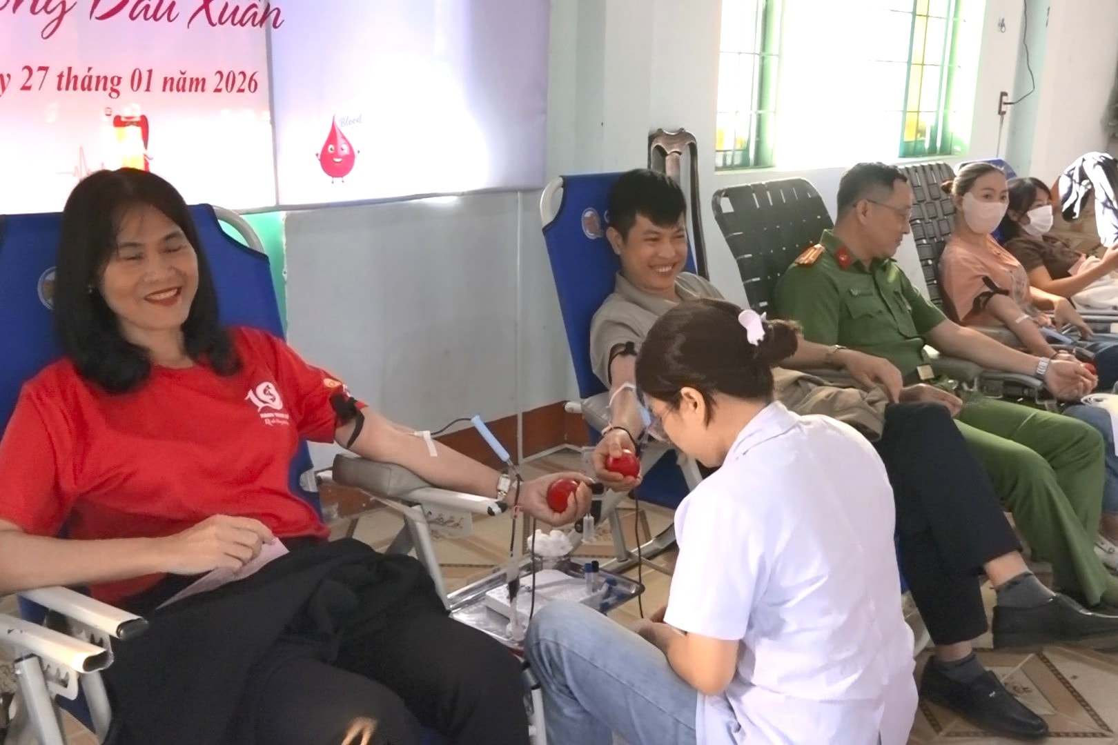 Cac tinh nguyen vien tham gia hien mau tinh nguyen tai Le hoi Xuan hong. Anh: Nguyen Nam