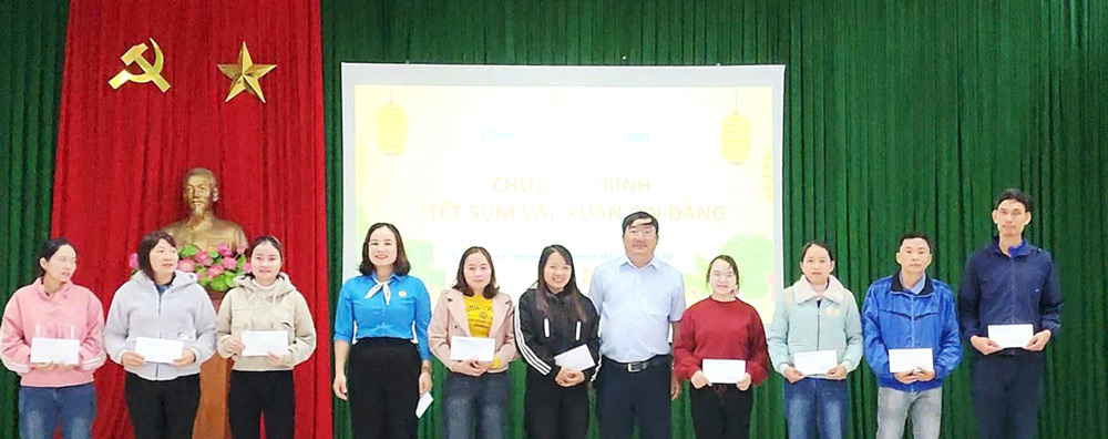 누이탄 코뮌 노동조합은 2026년 뗏  vay - 쑤언 응언 당 프로그램을 조직합니다. 사진: 다낭 노동조합.