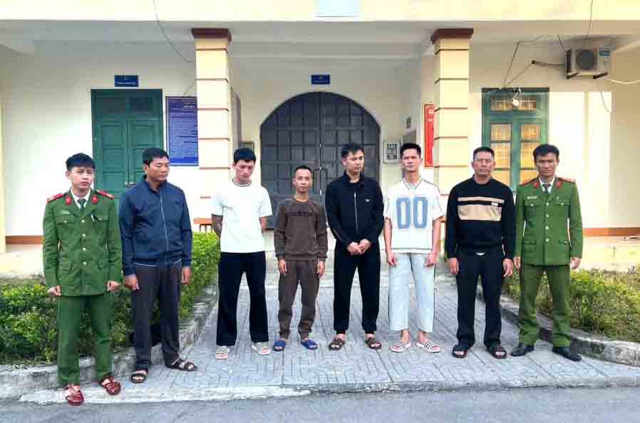 6 đối tượng đánh bạc bị khởi tố. Ảnh: Công an Hà Tĩnh.