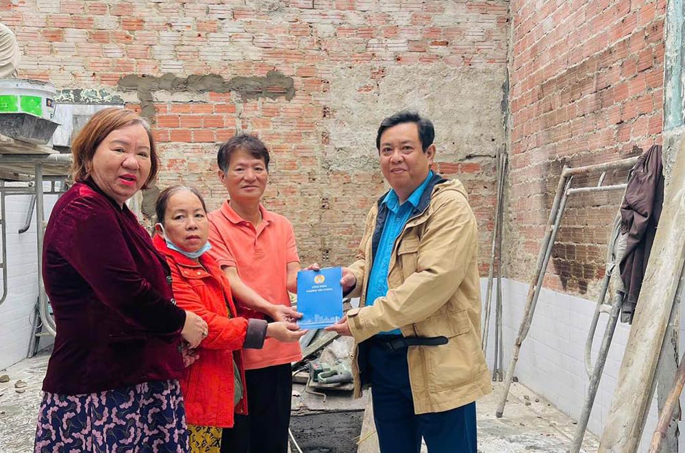 Mr. Tra Thanh Quang - Chairman of Hoa Khanh Ward Trade Union (right) presents support to Mr. Tran Van Dong's family. Photo: Hoa Khanh Trade Union.