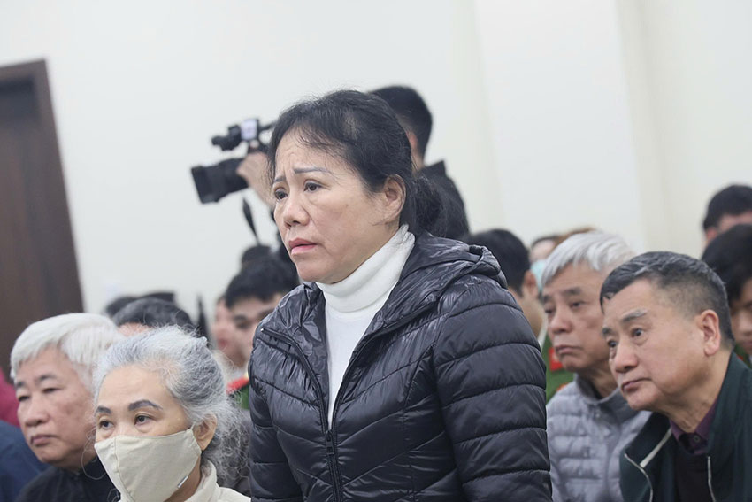 Bị cáo Trương Thị Thu Hương nhiều lần nói tiền cựu Chủ tịch Công ty Sơn Lâm chuyển khoản là "quà". Ảnh: Quang Việt