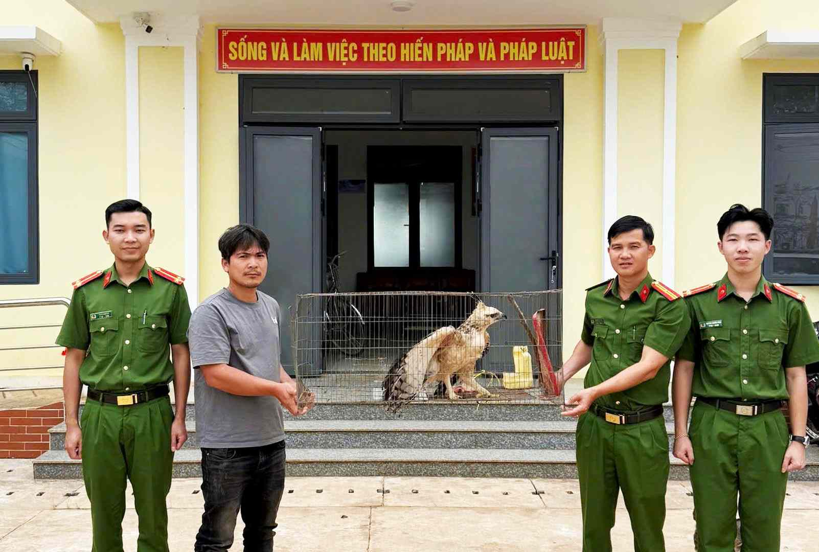 Cong an xa Son Dien tiep nhan ca the dai bang nui quy hiem do nguoi dan giao nop. Anh: Cong an cung cap 