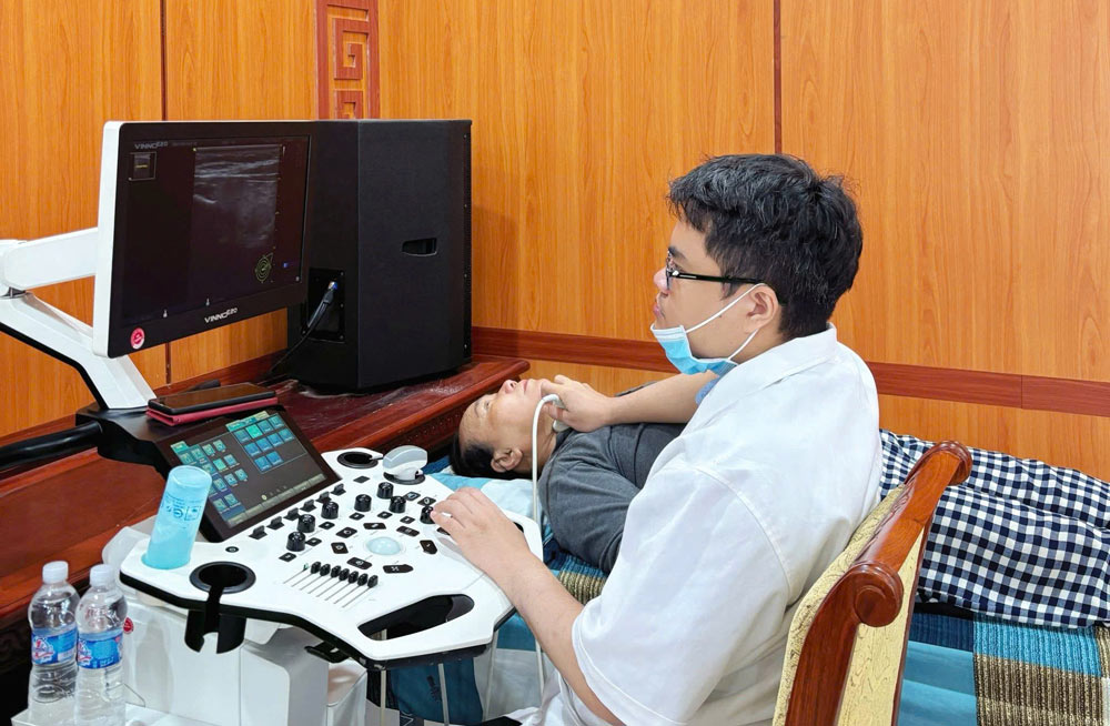 Nearly 100 trade union members of Nam Phuoc commune participate in the thyroid disease screening program. Photo: Da Nang Trade Union.