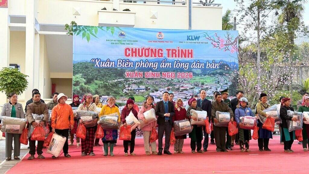 Giving Tet gifts to people and students in the highlands at the "Border Spring Warms the Hearts of the Villagers" program in Tung Vai commune, Tuyen Quang province. Photo: Phu Tho Provincial Trade Union