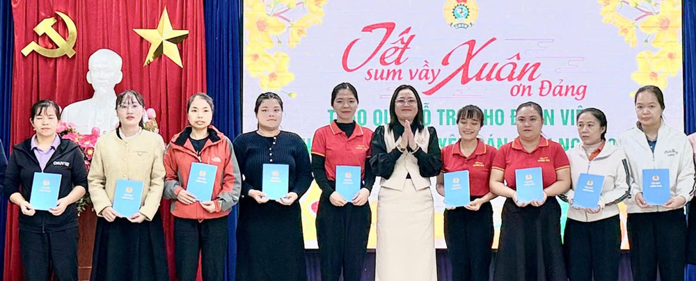An Hai Ward Trade Union organizes "Tet Reunion - Spring of Gratitude to the Party" for union members and workers in difficult circumstances. Photo: Da Nang Trade Union.