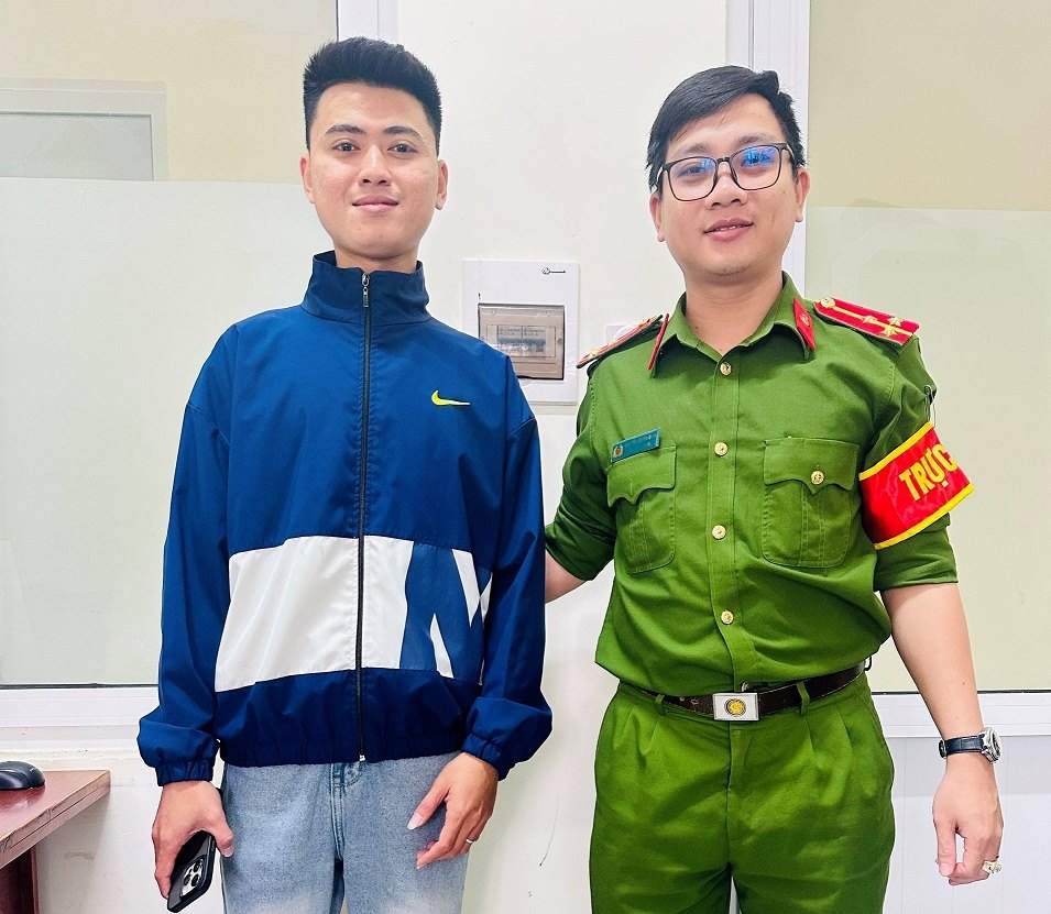  Anh Ho Van Nghi nhan vien cua hang dien thoai o Quang Ngai phoi hop voi cong an tra lai so tien gan 420 trieu dong cho nguoi chuyen nham. Anh: Cong an xa Binh Son