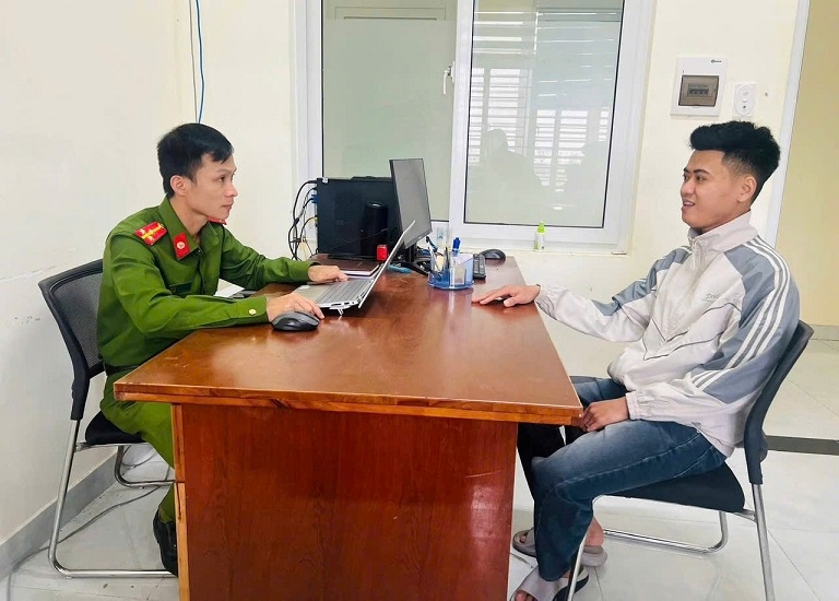 Mr. Ho Van Nghi proactively went to Binh Son Commune Police to coordinate in returning nearly 420 million VND to the person who mistakenly transferred it. Photo: Binh Son Commune Police