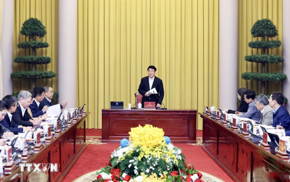Le president de la Republique Luong Cuong a eu une seance de travail avec le bureau du president de la Republique sur le deploiement des taches d'organisation du Tet Nguyen Dan Binh Ngo 2026. Photo: TTXVN