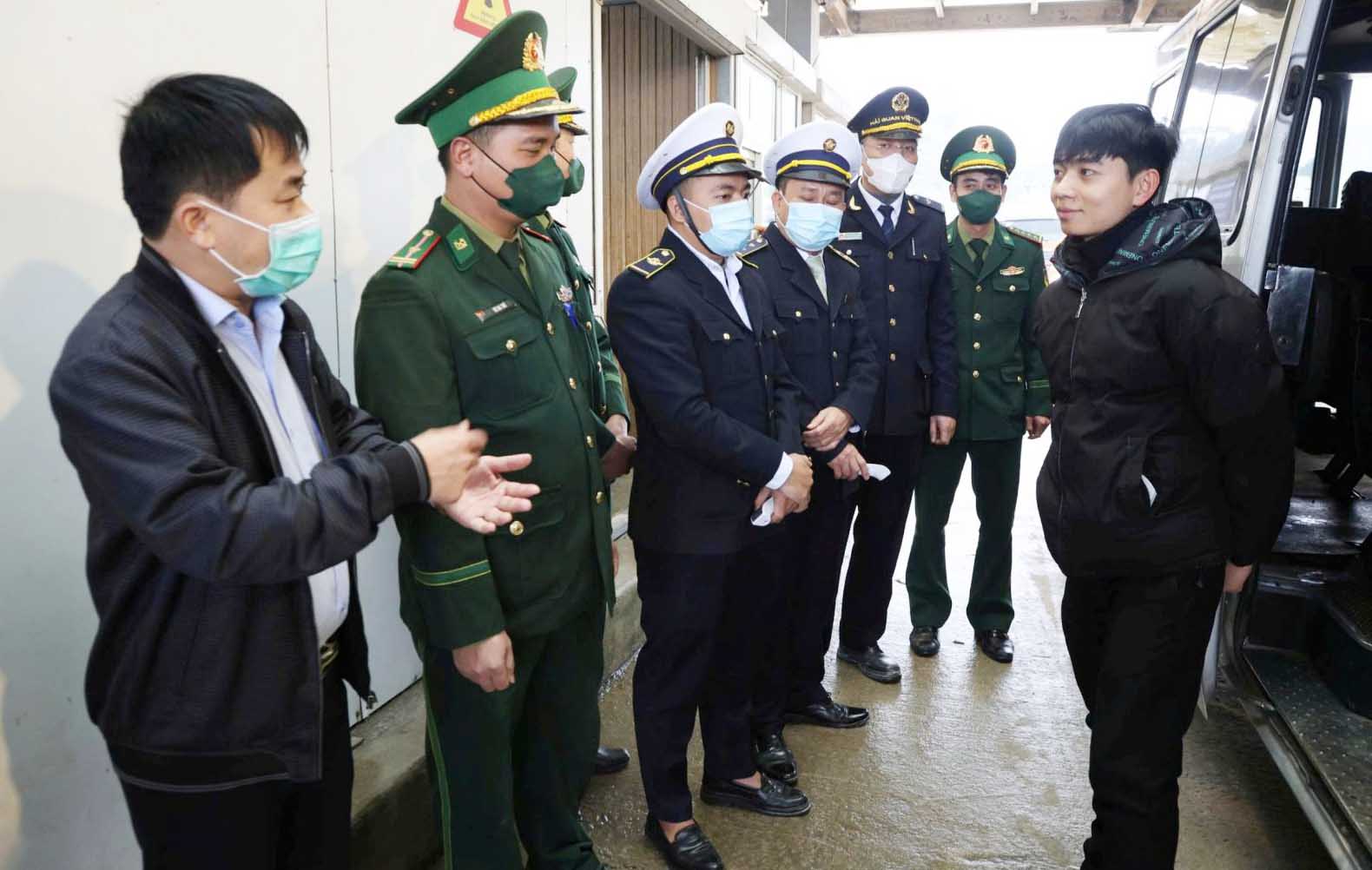 Proactively monitor people entering the Cau Treo International Border Gate (Ha Tinh) to prevent Nipah virus disease. Photo: Thu Hoa.