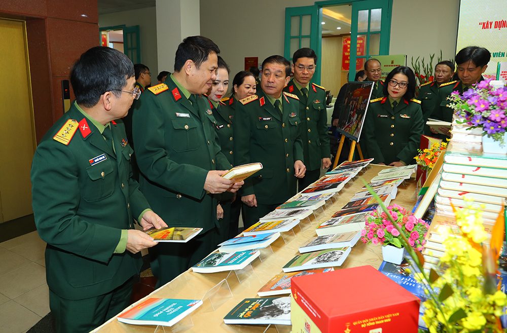 Senior Lieutenant General Truong Thien To and delegates visit the book display area. Photo: Manh Hung