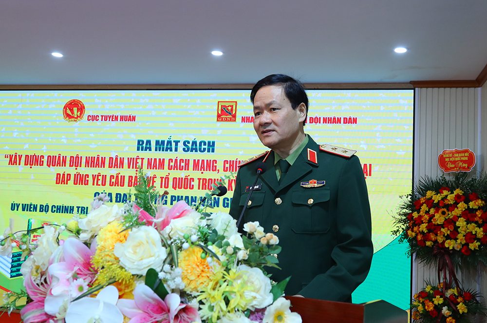 Trung tuong Nguyen Van Duc - Cuc truong Cuc Tuyen huan - phat bieu tai Le ra mat sach. Anh: Manh Hung