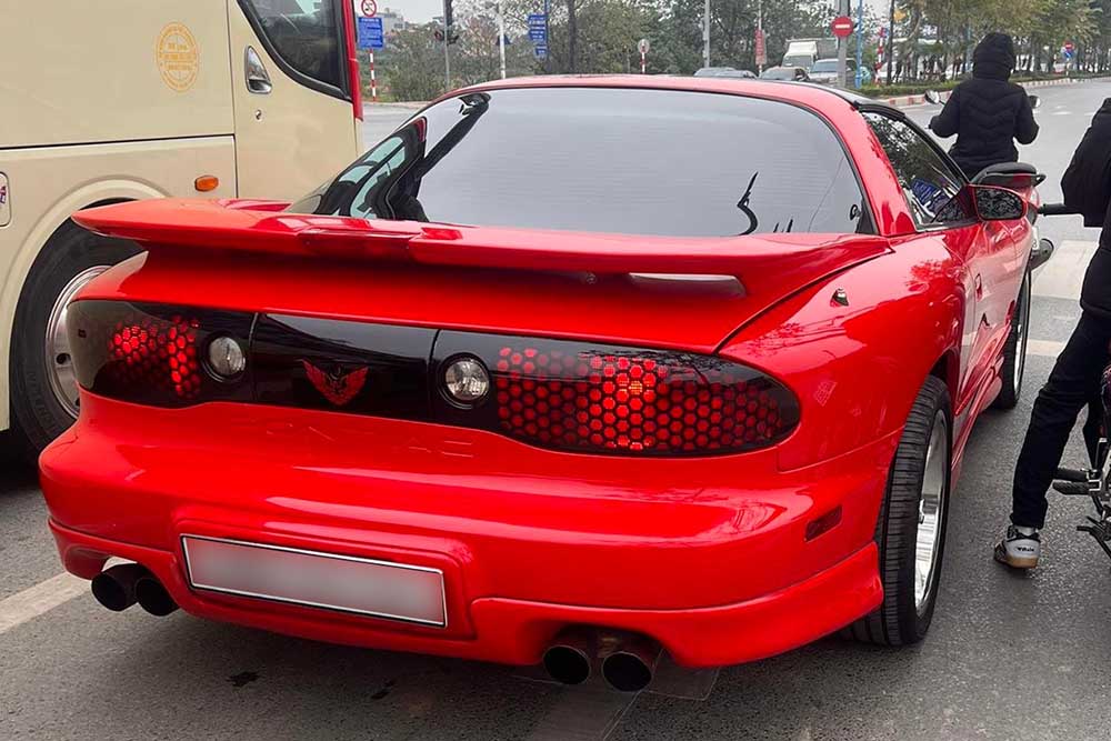 The late generation Pontiac Firebird with a red exterior, a rare American sports car in Vietnam. Photo: Le Tuan Dung