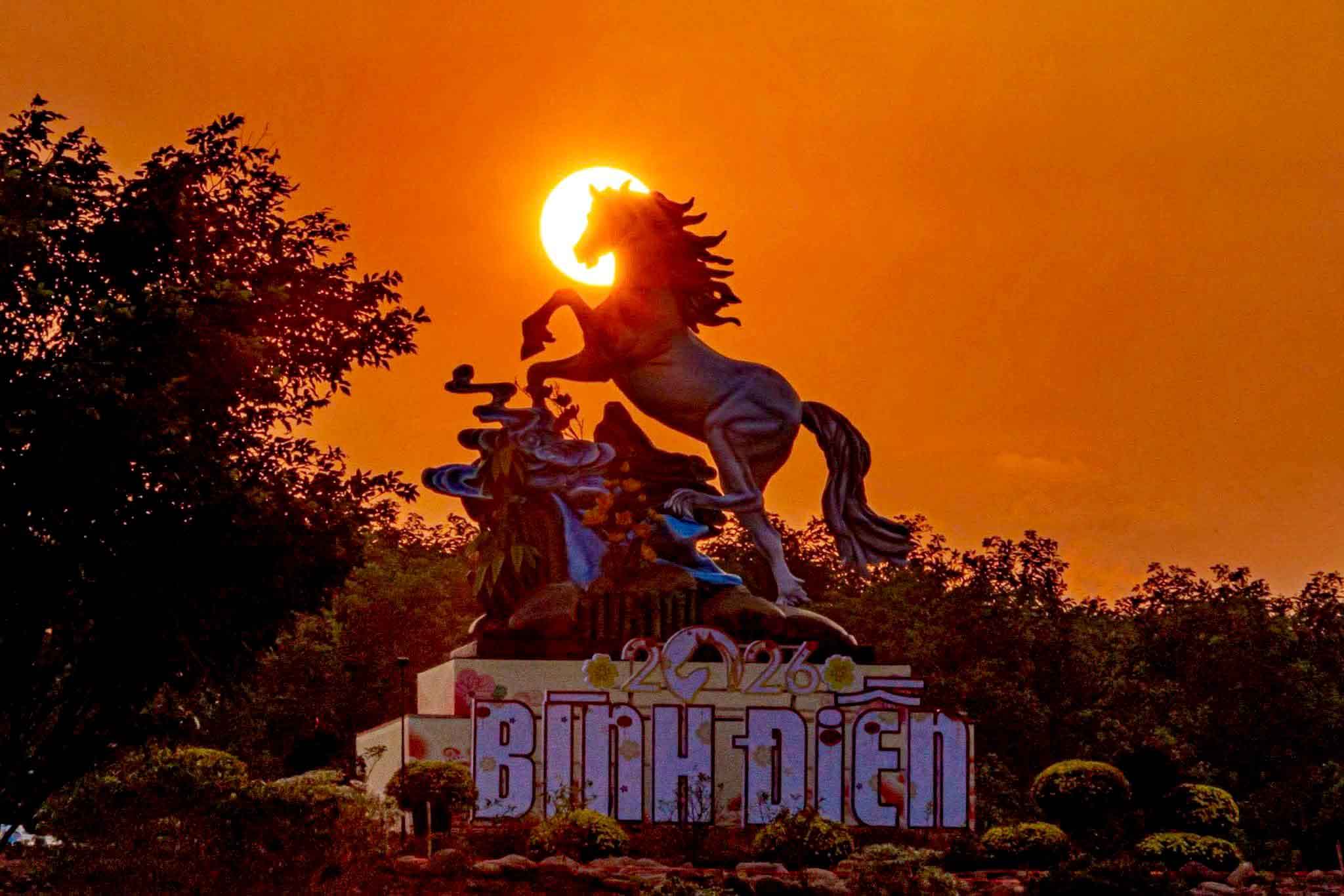 Bach ma dap may duoi rang chieu hoang hon.